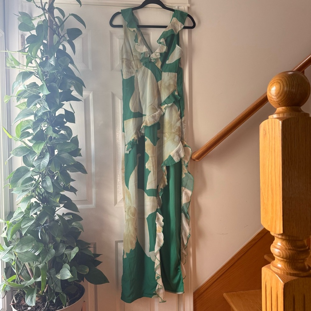 ❣️PRETTY LITTLE THING Green and Cream Patterned Dress